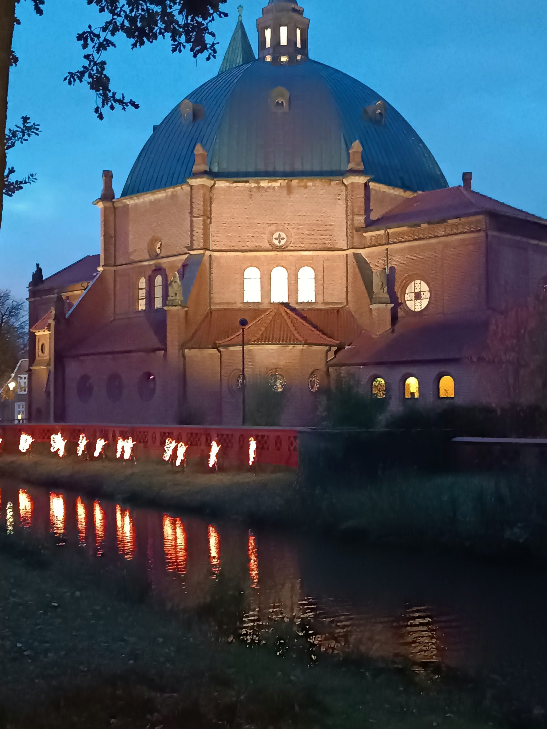 The Art of Drawing Readers In: Your attractive post title goes here img-20251101-172459